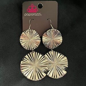 Fish hook earring. Silver/fan shaped.